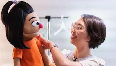 Strangers help ‘Sesame Street’ puppeteer after heirloom necklace was stolen - The Boston Globe
