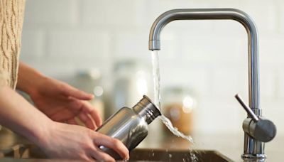 Por qué hay que lavar todos los días las botellas de agua reutilizables