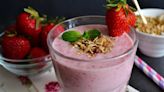 Cómo preparar el licuado para fortalecer tus huesos, con mango, fresas y avena, rico en colágeno