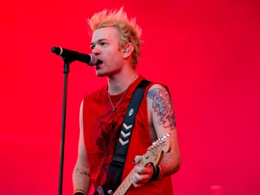 Sum 41 star Deryck Whibley recalls supporting Paris Hilton as she cried over leaked tape