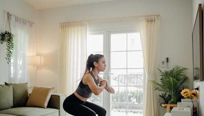 Perte de poids : 2 exercices simples et efficaces à faire à la maison sans aucun matériel, selon un coach