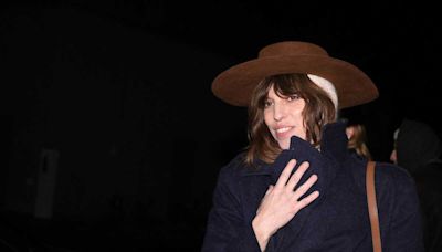 Un an après la mort de Jane Birkin, sa fille Lou Doillon, lui rend un bouleversant hommage