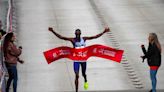 Sigue la hegemonía keniata: Edwin Koech conquista el Maratón de Santiago - La Tercera