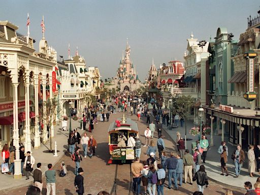 These retro Disney pictures show the theme parks then and now