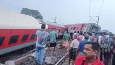 Jharkhand train accident: More trains cancelled from Howrah division - ET TravelWorld
