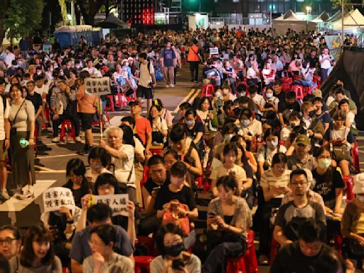 青鳥晚會5000人響應 頂高溫大雨湧立院外上民主課