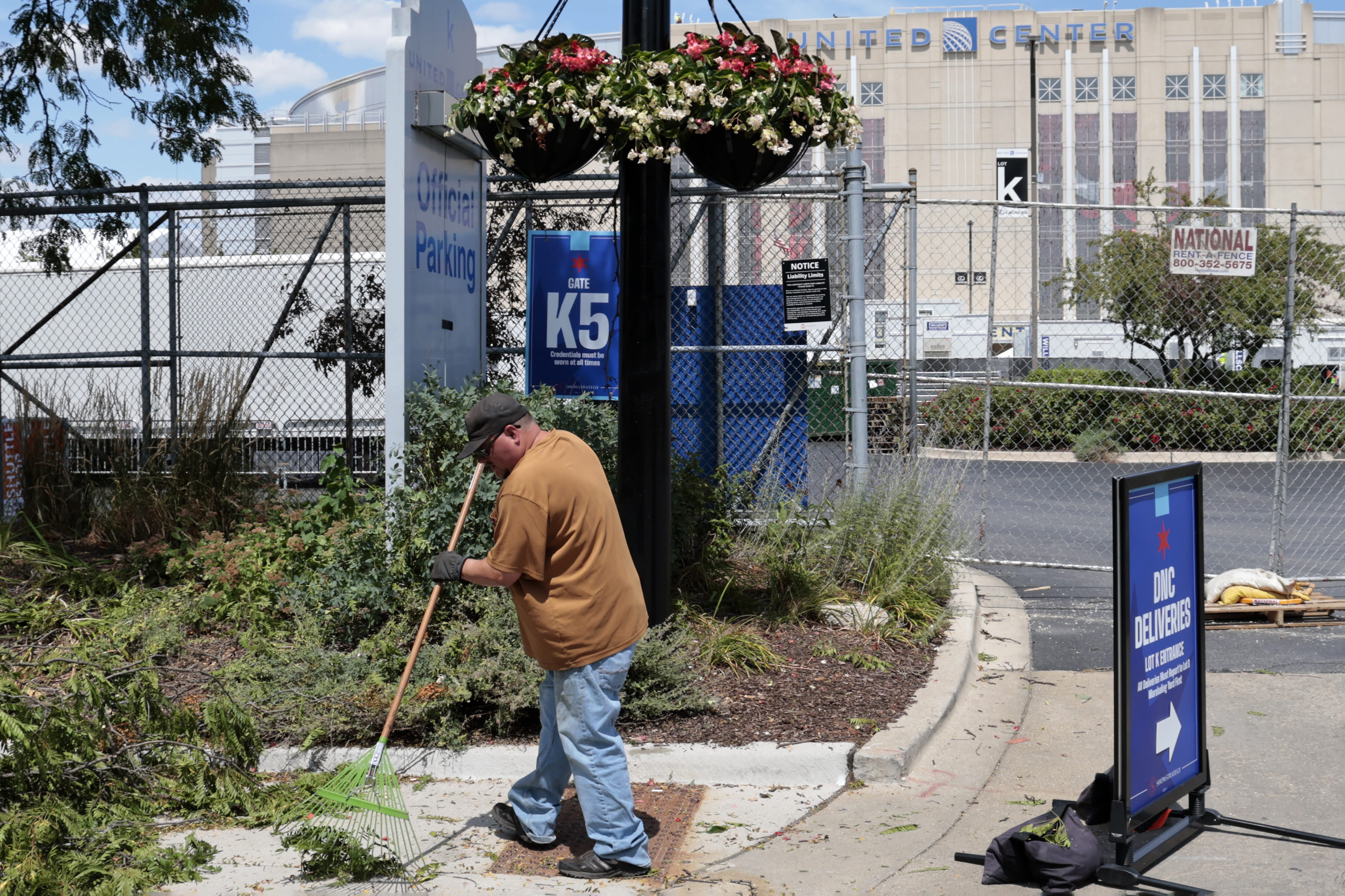 DNC cleanup aims to improve Chicago beyond the convention, but also echo 1996 efforts