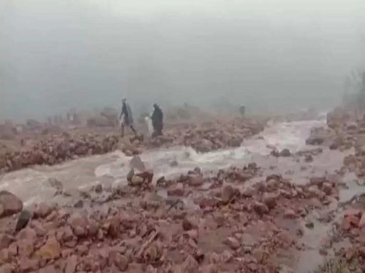 Eerie silence in hamlets after landslides rock Kerala's Wayanad leaving 8 dead | Business Insider India