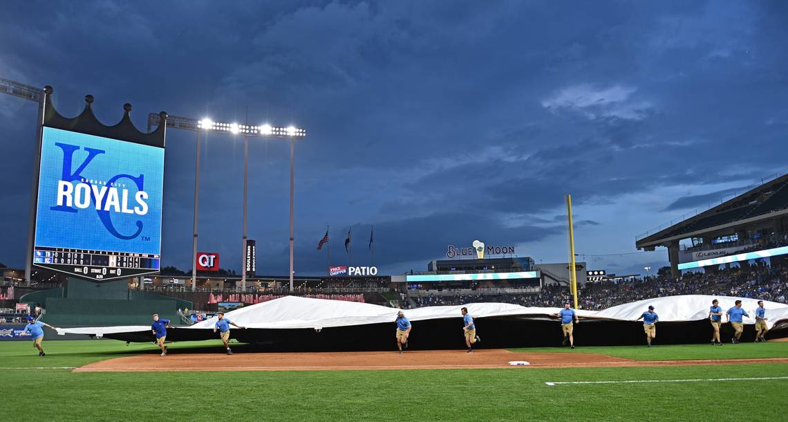 The Royals fought through a 2-hour-plus rain delay. Here’s how Game 1 vs. the Rays ended
