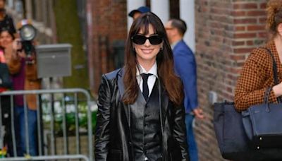 Anne Hathaway nos muestra cómo lucir un traje de piel con silueta masculina en Nueva York