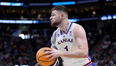 Kansas basketball center Hunter Dickinson announces return to KU for final season