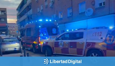 Un hombre rocía con líquido inflamable a tres personas y les prende fuego en plena calle de Vallecas