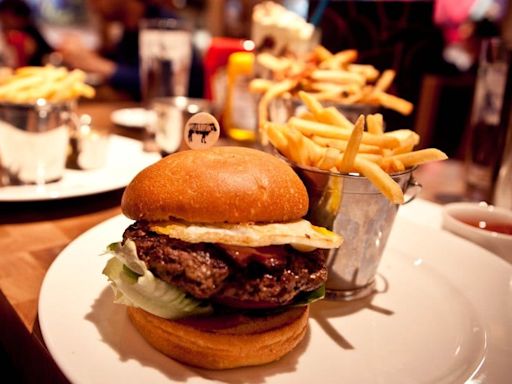 Las Vegas Strip burger restaurant to close after 14 years