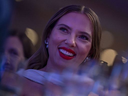 Scarlett Johansson Took Her Hubby's Jokes During The White House Correspondents Dinner, And She Looked Stunning Doing It