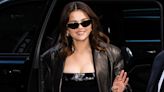 Selena Gomez impacta en Nueva York con la alianza más rompedora: vestido-corsé y gabardina de cuero