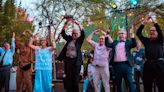 Amor y renovación: los adultos mayores gays en Los Ángeles celebraron un baile de graduación que antes no podían hacer