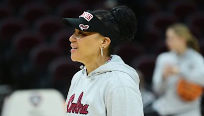 Former President Barack Obama hugs Dawn Staley, says he s proud of South Carolina coach