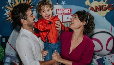 Filho de Rosanne Mulholland e Marcos Veras se veste de Homem-Aranha e escala grades em festa; veja fotos