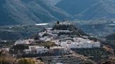 El bonito pueblo de Almería situado a los pies de Sierra Nevada y dentro de un parque natural