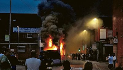英利茲騷亂 暴徒推翻警車燒巴士