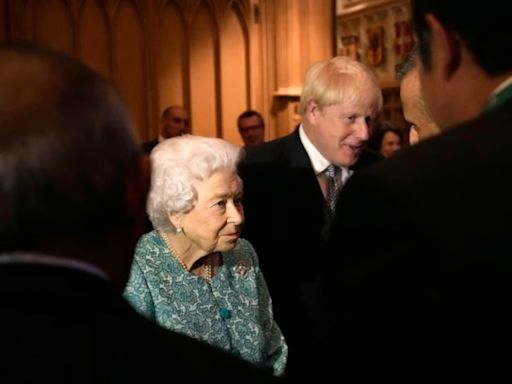 Boris Johnson cambia la versión oficial y revela la “verdadera” causa por la que murió la reina Isabel II