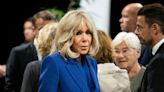 Brigitte Macron très élégante : elle opte pour un total look bleu électrique en tailleur cintré et escarpins hauts