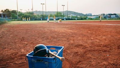 大平少棒3》尤建程為找球員不怕被誤認是「怪叔叔」 海邊、小7看到小孩就問「要不要打棒球？」