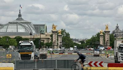 JO-2024: à Paris, les barrières fleurissent, les désagréments aussi