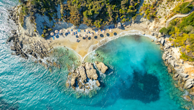 "Ma douleur avait complètement disparu" : les plages de cette petite île grecque sont bordées d'eaux magiques et thérapeutiques