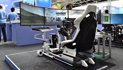 曜越 GR500 白色賽車模擬器於 COMPUTEX 2024 亮相