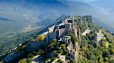 El impresionante castillo medieval enclavado a 800 metros de altura que es uno de los más grandes de Francia