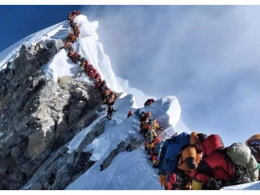 Mount Everest tourists clash over selfie spot, throw punches & kicks in chaotic brawl