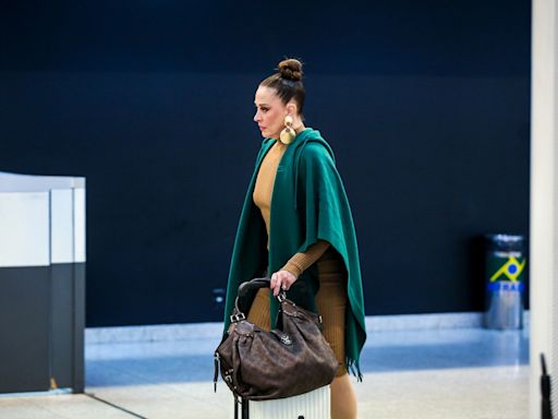 Elegante, Claudia Raia desembarca no Rio de Janeiro