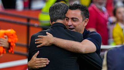 Xavi y Quique se despiden del Barça y del Sevilla en un partido con sabor a pretemporada