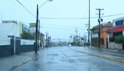 Jamaica mantiene el toque de queda por el paso del huracán Beryl que sacude al Caribe