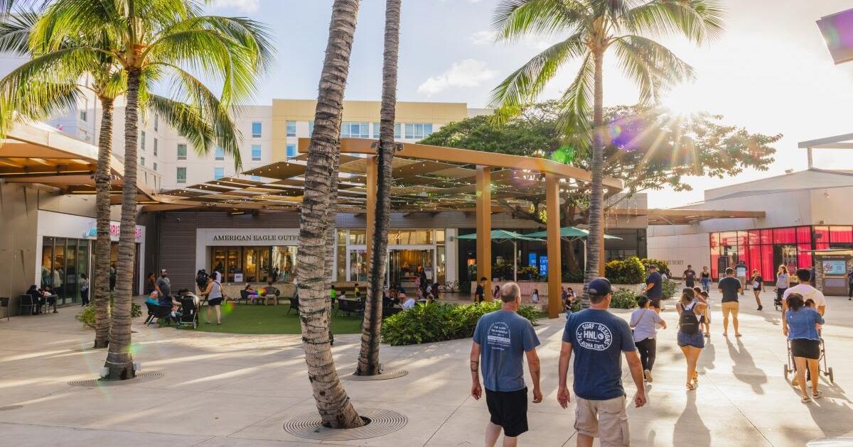 Kapolei brush fire that prompted mall evacuation now 100% contained