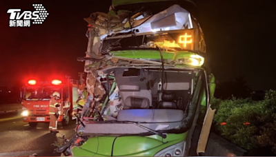 國道客運撞毀半邊 7乘客受傷從車窗脫困