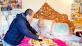 Mujer de 101 años, quien fue maestra de primaria, recibió cédula con datos actualizados en Ibarra