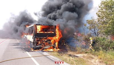 Un autobús incendiado en Montblanc provoca un incendio forestal que corta la línea AVE en Tarragona durante cuatro horas