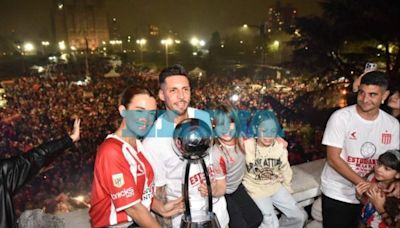 Cami Homs, José Sosa y la foto familiar en la Municipalidad de La Plata con la Copa de la Liga