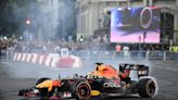 'Checo' Pérez se luce al hacer rugir su Red Bull por el centro de Madrid