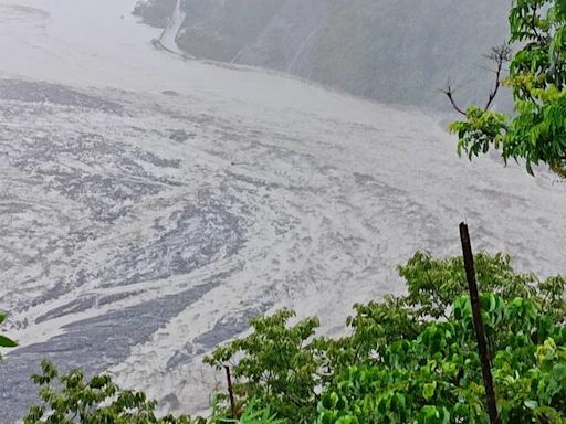 南橫公路明霸克露鋼便橋遭沖毀 高雄桃源區3里成孤島 - 社會