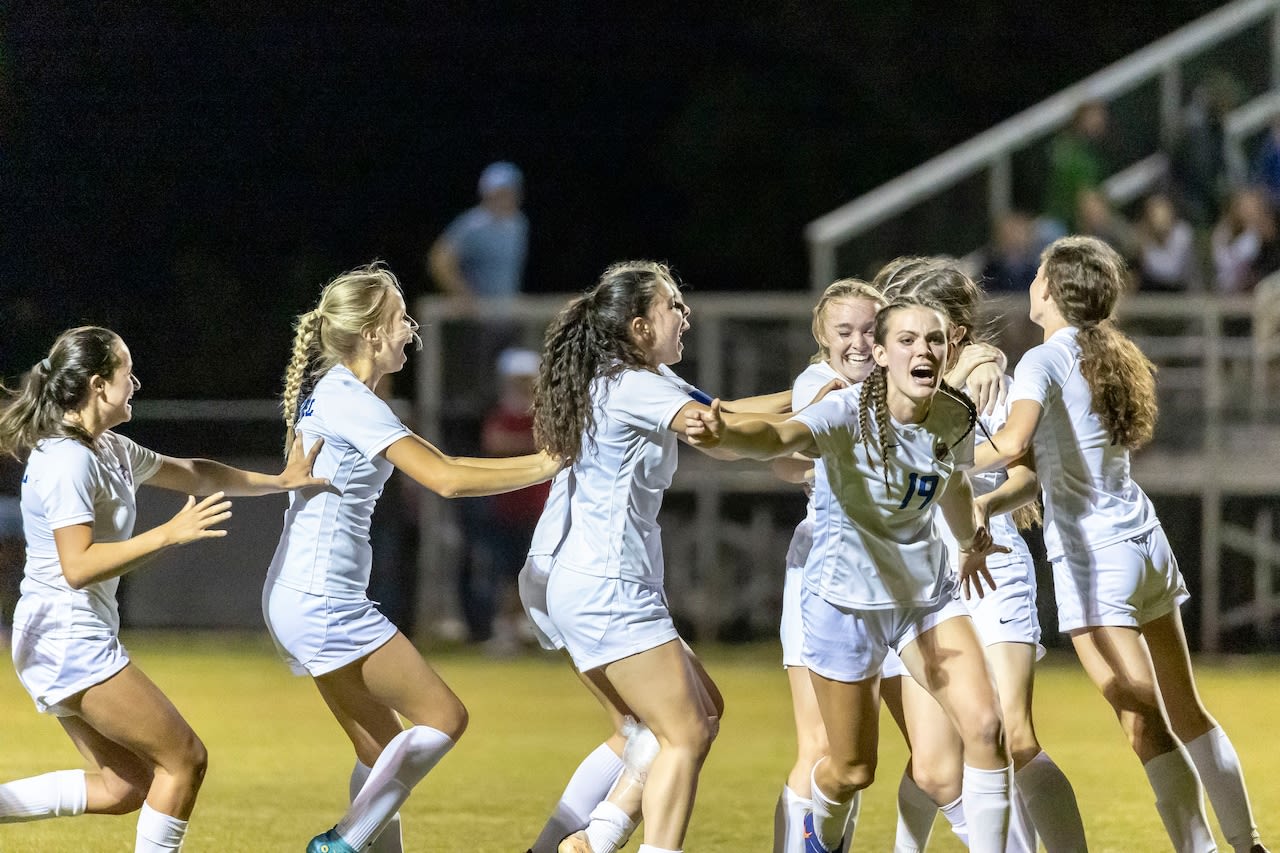 Monday soccer playoff roundup: Vestavia Hills girls upset Spain Park