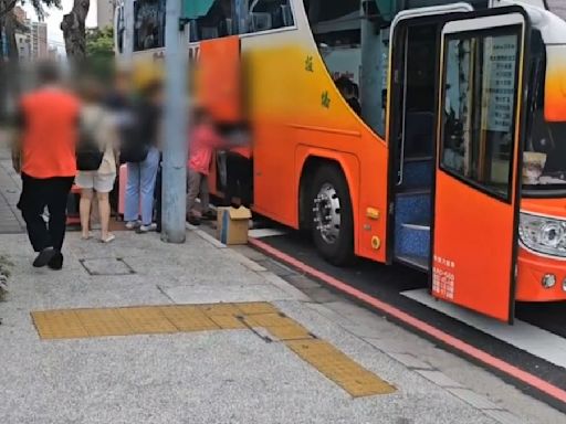 遊覽車載30人家族旅遊 半路「疑闖燈」撞8旬婦害命