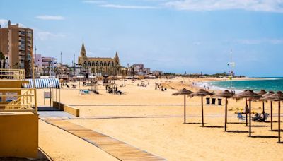 El pueblo de Rocío Jurado: playas de arena fina, un castillo y el faro más alto de España