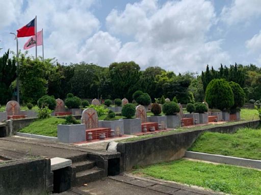 24個墓碑被畫紅色「X」！新竹市示範公墓遭噴漆 民俗專家曝用意：大不敬