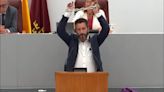 Un diputado de Podemos se encadena las manos tras ser sancionado con un mes sin sueldo - ELMUNDOTV