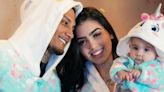 De pijama, MC Mirella celebra 5 meses de sua filha com Dynho Alves