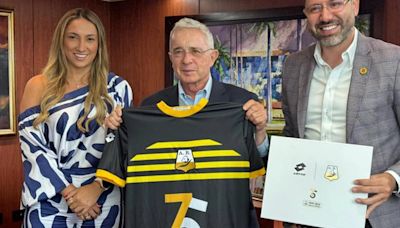 Expresidente Uribe suma una nueva camiseta de fútbol, la del Atlético Bucaramanga