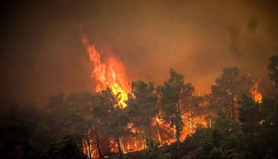 Brit tourists issued emergency alert as fierce fire sweeps through Greek isle